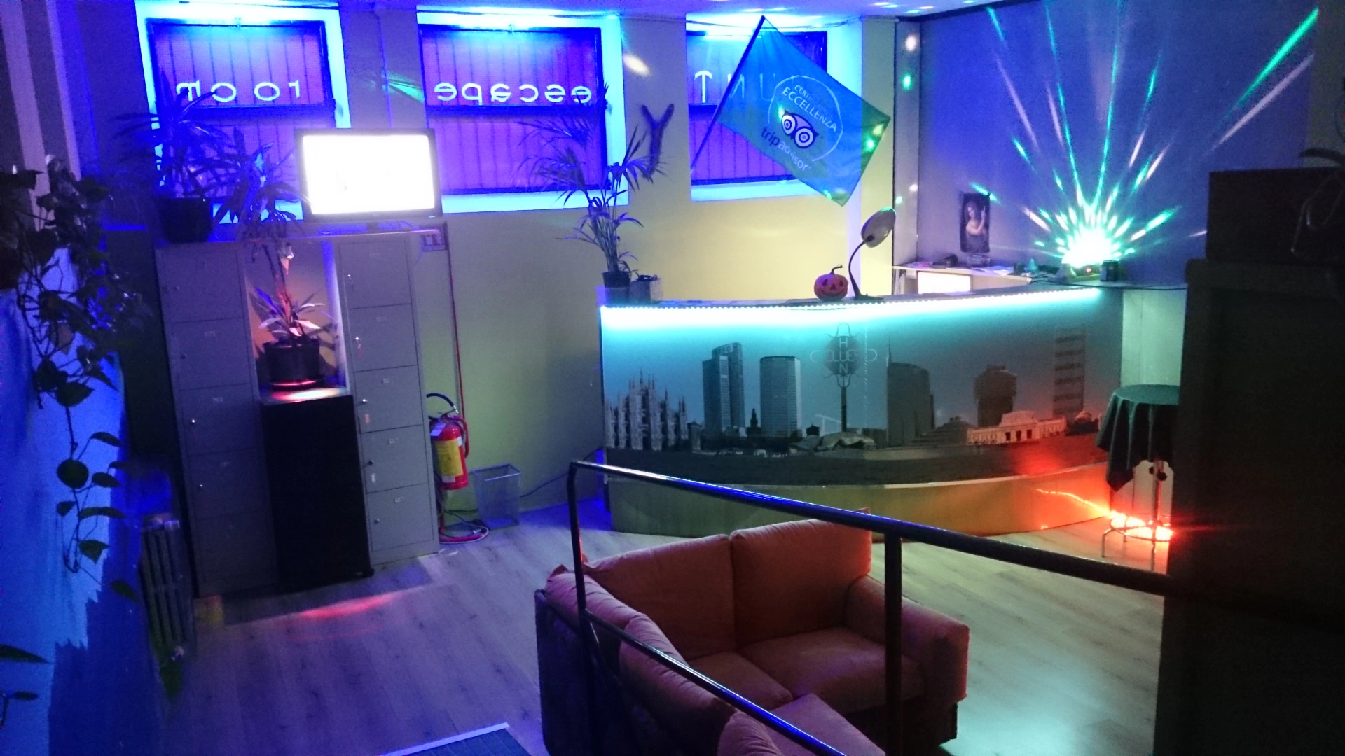 Ampia hall d'ingresso e reception di Clues Hunt Milano, ideale per l'accoglienza, la registrazione dei partecipanti e i welcome coffee degli eventi aziendali.